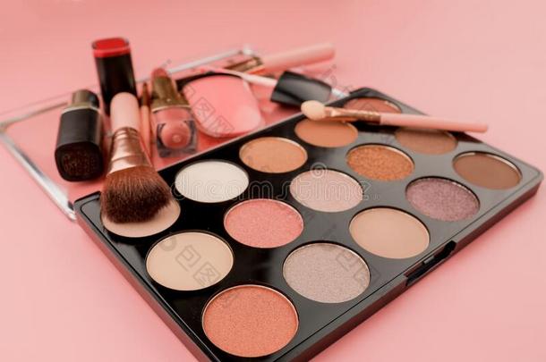 各种各样的化妆产品粉红色的背景和共空间