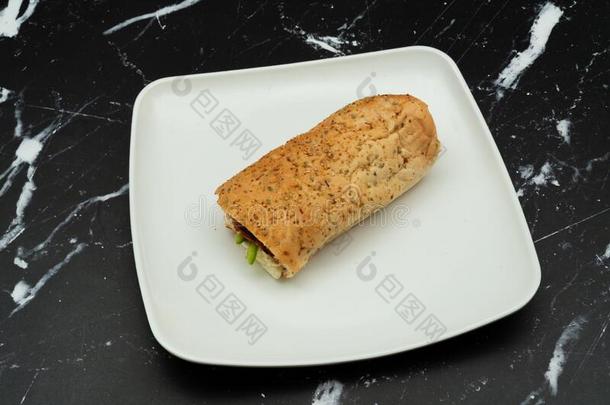 面包三明治和正方形和白色的盘子