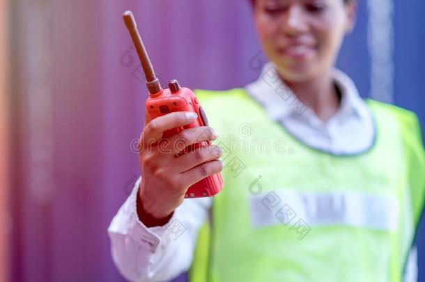 手关于技术人员女人拿住和给看红色的走路-说话过多的采用货物