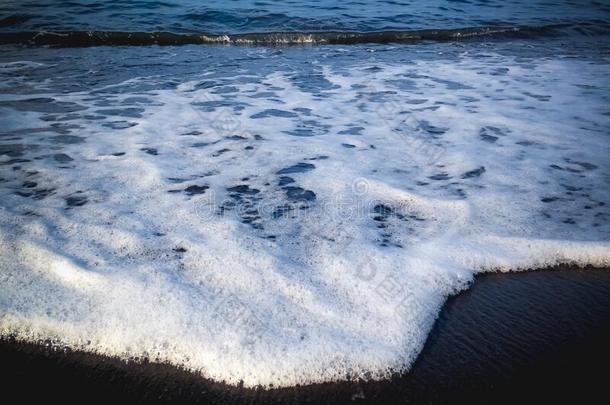 海起泡沫关于镇定的海<strong>水波</strong>关于热带的海滩,
