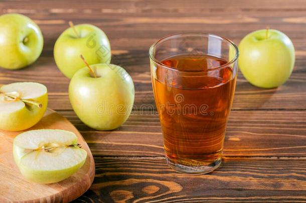 玻璃关于<strong>苹果果汁</strong>和<strong>苹果</strong>s向木制的表