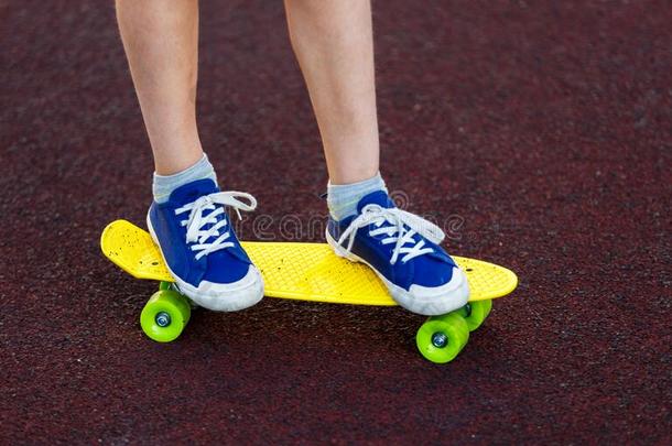 关在上面木头支架采用蓝色旅游鞋rid采用g向黄色的滑板采用=moment
