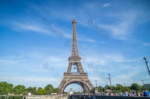指已提到的人著名的Eiffel语言塔采用巴黎,法国