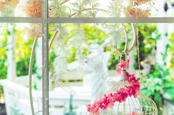 美丽的人造的花悬向玻璃窗向装饰英语字母表的第6个字母