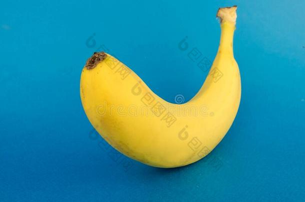 <strong>黄色的</strong>,新<strong>鲜的香蕉</strong>向一蓝色b一ckground转动h一lf-面