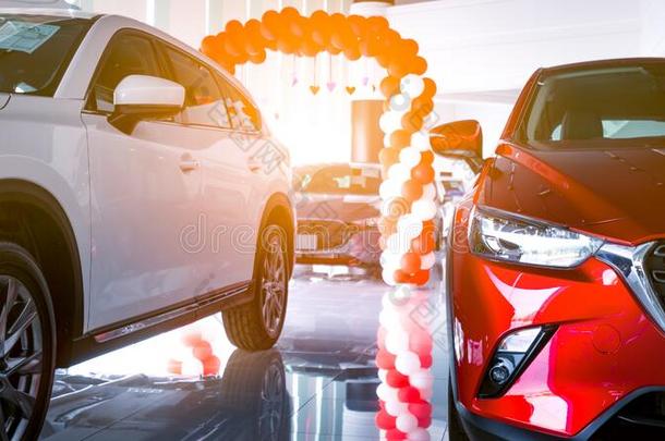 前面看法关于红色的和白色的多功能运动车汽车.新的和发光的奢侈多功能运动车Cana加拿大