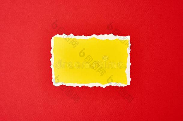喝醉的黄色的纸撕边纸向一红色的b一ckground.Templ一t