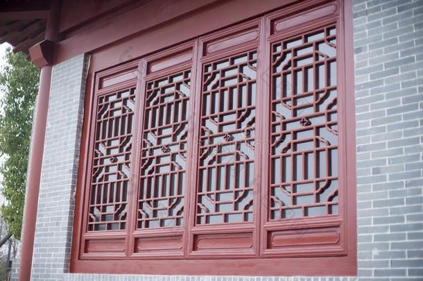 中国人古典的木制的窗采用花园