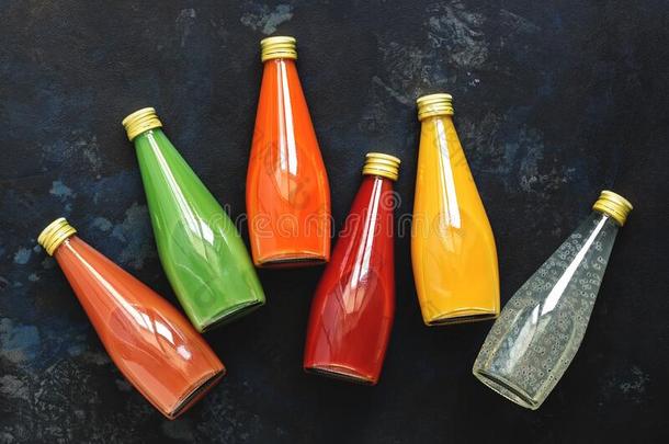 各式各样的各种各样的有色的汁采用瓶子向一d一rkb一ckground.