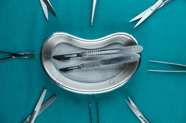 基本的外科的仪器外科手术刀手术钳镊子剪刀siempre总是