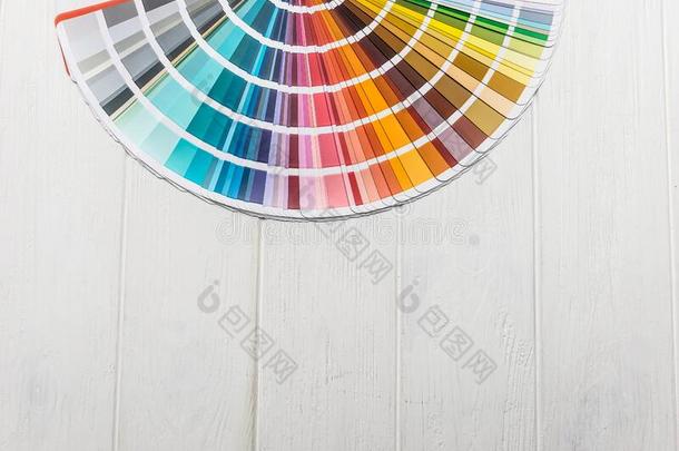 富有色彩的调色板为墙绘画向木制的书桌