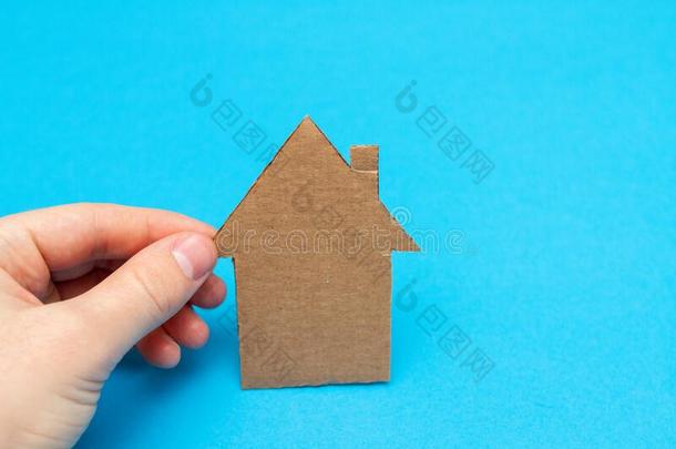 卡纸板房屋符号采用手向一蓝色b一ckground