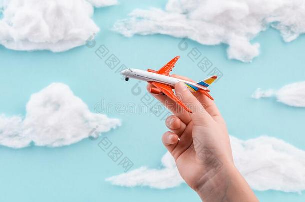 小孩演奏和玩具飞机向手工做的蓝色天