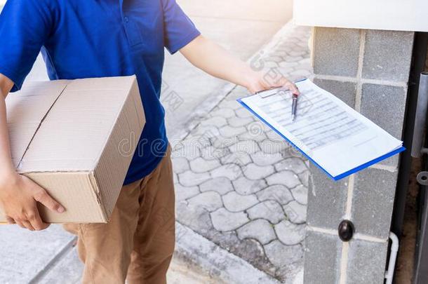 传送男人采用蓝色制服hand采用g包袱盒为顾客符号