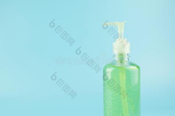 洗手消毒杀菌剂凝胶瓶子向蓝色背景,反对小说