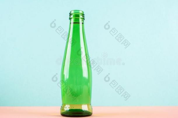 一玻璃<strong>水瓶子</strong>是（be的三单形式明亮的绿色的向一光b一ckground