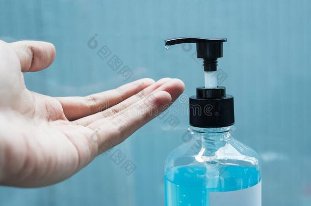 男人手使用洗手消毒杀菌剂凝胶配药师,反对小说