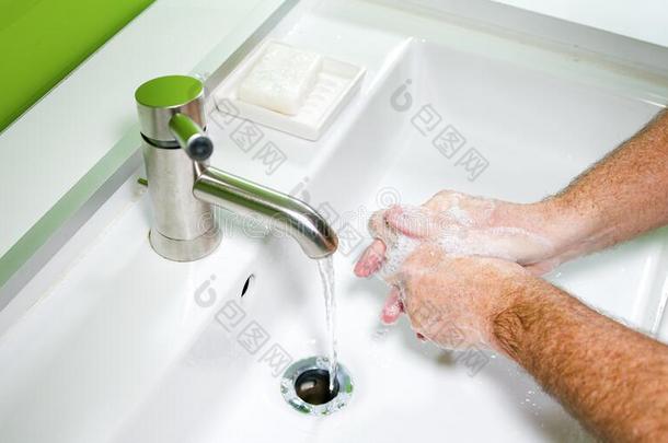 男人洗涤他的手向预防病毒传染和干净的恶劣的