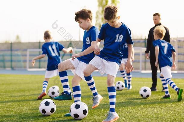 足球训练练习为小孩.男孩训练和杂乱向