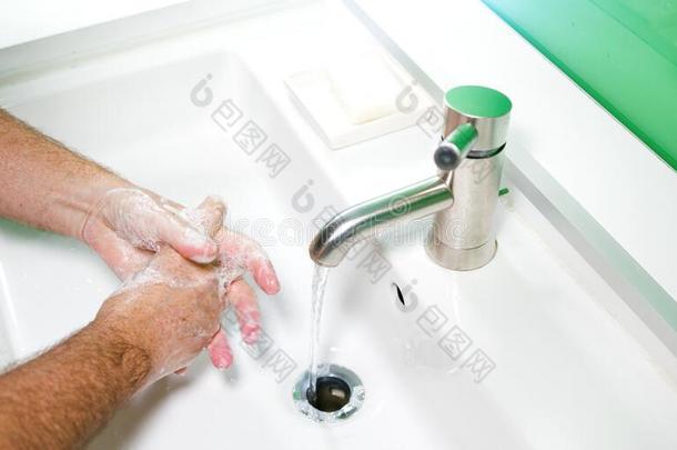 男人洗涤他的手向预防病毒传染和干净的恶劣的