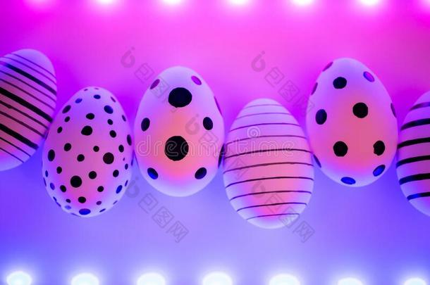 不同的图解的手-描画的卵采用质子紫色的氖光.