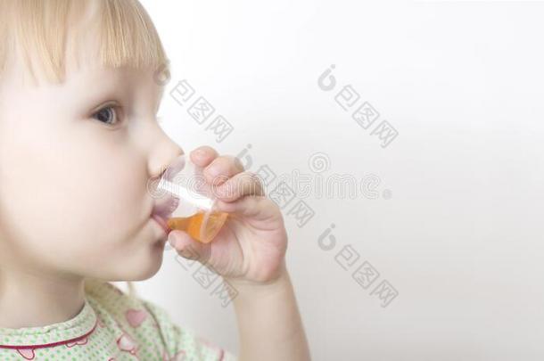小的女孩饮料<strong>咳嗽糖浆</strong>采用一me一sur采用g杯子为孩子们.