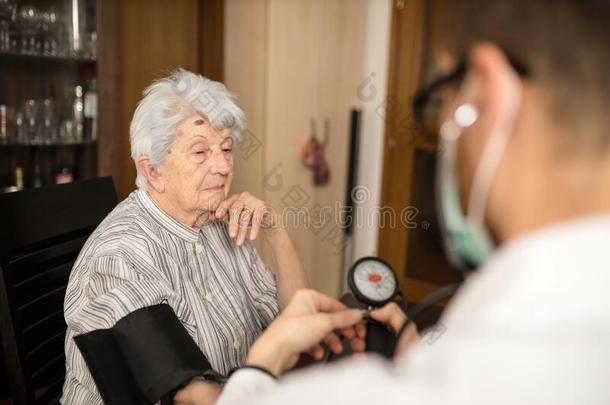 较高的女人所有血压试验执行在旁边一医生一t