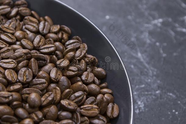 咖啡豆豆采用黑暗的碗杯子向隔离的黑暗的织地粗糙的后台