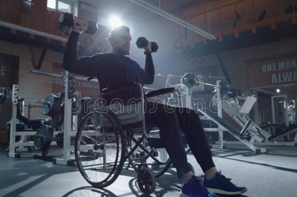 轮椅男人举起重量采用健身房