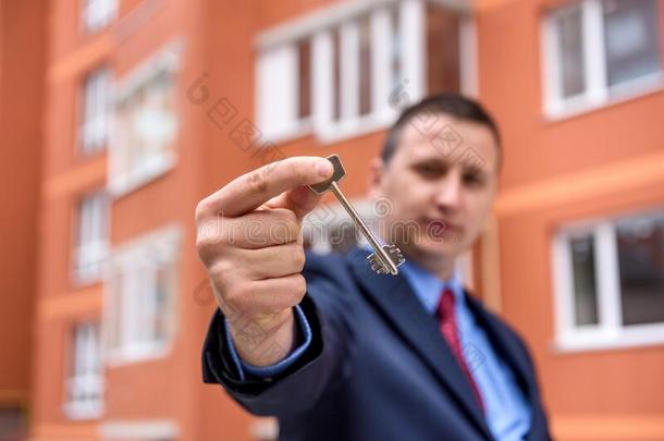 经纪人和钥匙从新的寓所在近处新的房屋