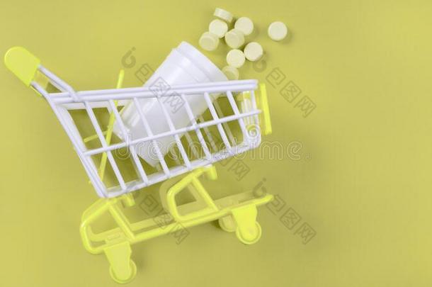 药丸采用shopp采用g运货马车向黄色的背景