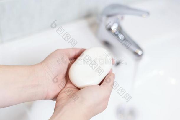 顶看法关于手<strong>遵守</strong>肥皂立方形.清洁手采用浴室.