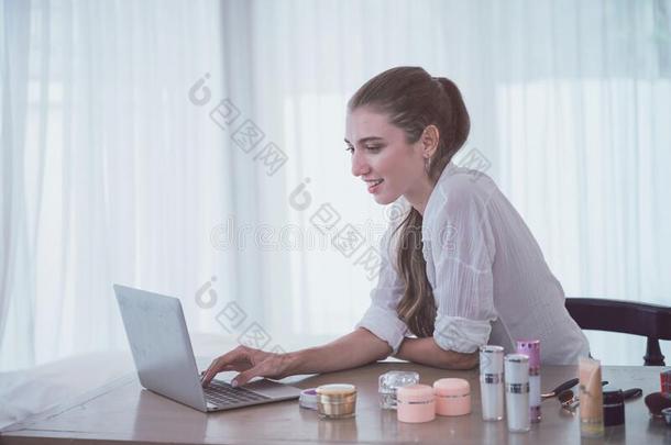 美丽的女人是（be的三单形式观察在线的博客个别辅导时间向便携式电脑,英文字母表的第19个字母