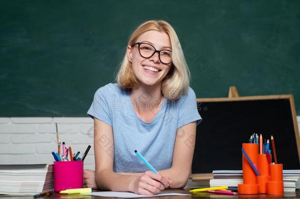 微笑的女孩学生或女人<strong>教师</strong>p或trait向绿色的<strong>墙</strong>beta-lactamase内酰胺酶