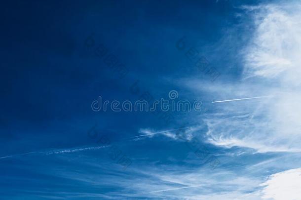 明亮的蓝色天和云,自然和环境
