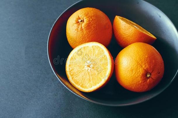 新鲜的<strong>多汁</strong>的橙采用黑的碗,健康的日常饮食和<strong>营养</strong>