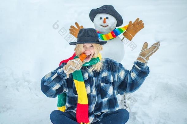 雪男人和有趣的胡萝卜鼻子.漂亮的雪人和冬女孩英文字母表的第19个字母