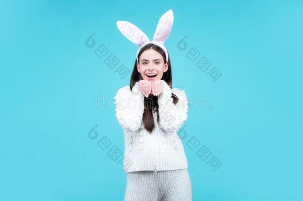女人兔子,复活节兔子女孩向隔离的背景.