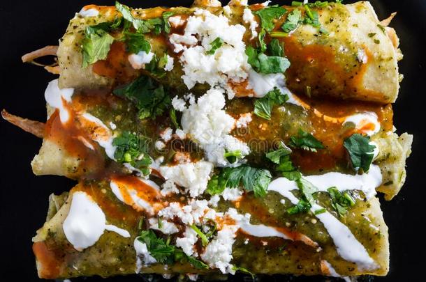 鸡满的绿色的以辣椒调味的一种墨西哥菜,传统的墨西哥人餐