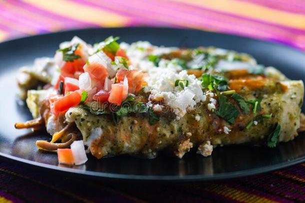 鸡满的绿色的以辣椒调味的一种墨西哥菜,传统的墨西哥人餐