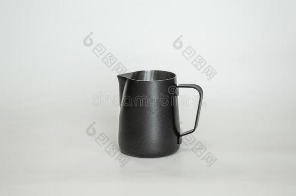 黑的金属大水罐为咖啡豆制造.咖啡馆准备咖啡的员工器具.奶皮切
