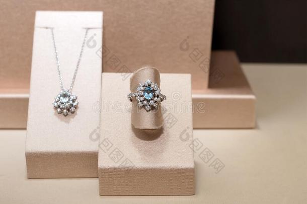 钻石戒指和项链和蓝色宝贵的growth.白色的金色的