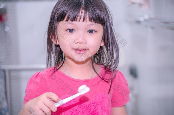 小的女孩<strong>疾驰</strong>的牙采用沐浴.牙齿的卫生.幸福的小的