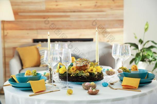 节日的复活节表镶嵌和花的布置和卵在室内
