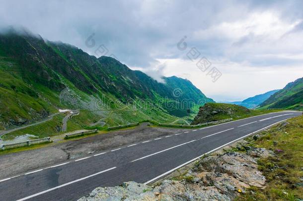 阿尔卑斯山的路通过山山谷.