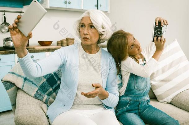 祖母和孙女令人难于忍受的向做照片和<strong>不常见</strong>的