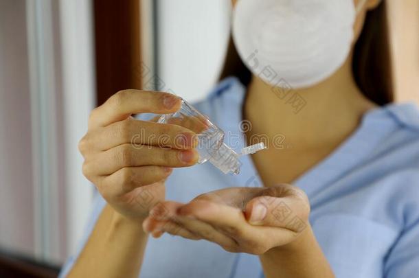 科维德-19大流行的日冕形病毒面具女人手关在上面护士warmair热空气
