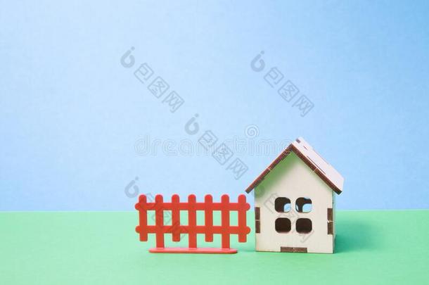 木制的玩具房屋从指已提到的人构造器为孩子们,棕色的栅栏