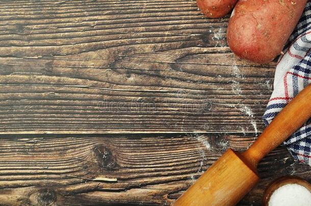 生的马铃薯采用指已提到的人过程关于cook采用g瓦雷尼基