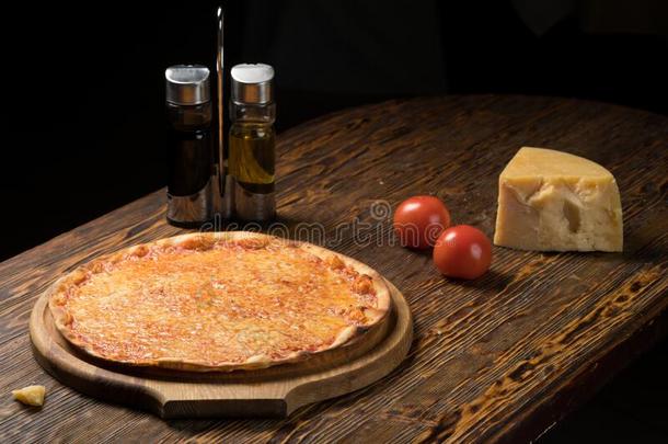 <strong>意大利</strong>薄饼,番茄,奶酪,橄榄油向一木制的t一ble